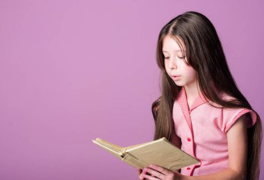 çocuk edebiyatı. kitap sever. Sırlarını günlükte saklar. kitapçı konsepti. kız için roman. Kopya alanı. evde eğitim. Mutlu çocukluk. küçük kız ilginç bir hikaye okuyun. kurgu kitabı