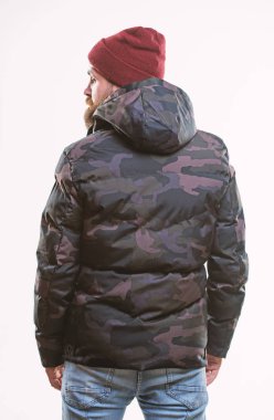 Adam beyaz arka plan üzerinde izole kukuleta ile sıcak kamuflaj desen ceket parka hazır. Hipster kış moda. Adam şapka ve siyah kış ceket giymek. Rahat kış kıyafeti. Kış şık erkek giyim