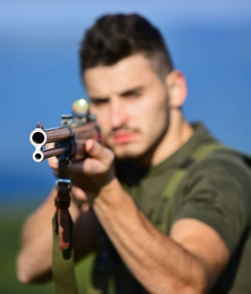 Hunter knappe kerel met wapen. Veiligheidsmaatregelen. Natuurlijke omgeving. Hunter besteedt vrijetijds jacht. Jacht apparatuur. Brutale mannelijke hobby. Man observeren natuur achtergrond. Hunter Hold geweer — Stockfoto