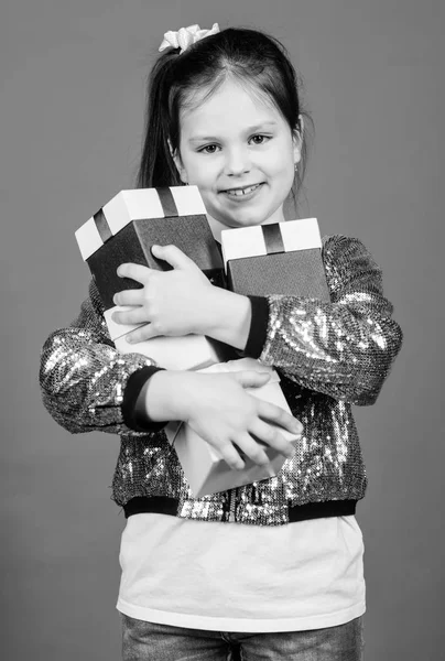 Niña alegre. Niña con regalo. Niña pequeña tiene caja de regalo. Feliz cumpleaños. Celebración festiva. Sorpresa. Día de los niños. Enhorabuena. Día de boxeo. Compras de Navidad. El mejor regalo de todos. mi regalo —  Fotos de Stock