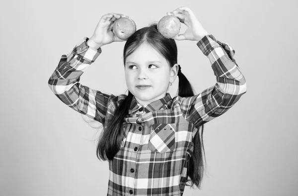 Niña linda niña comiendo magdalenas o magdalenas. Dulce postre. Receta culinaria. Sabroso bocadillo. Un chico enamorado de las magdalenas. Obsesionado con la comida casera. Alimentación saludable y calorías. Deliciosas magdalenas — Foto de Stock