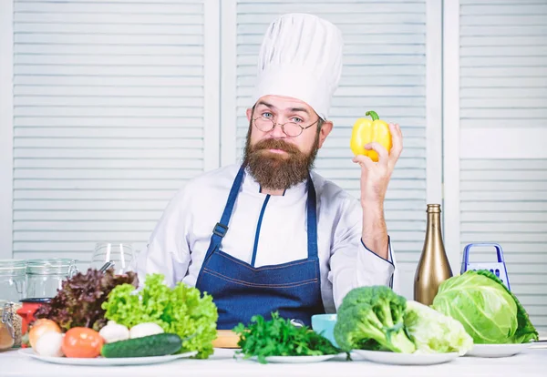 Matlagningsprocess. Vegetariskt. Gammal kock med skägg. Hälsosam mat. Diet och ekologisk mat, vitamin. Skägg man kock i köket, kulinariska. Kocken i hatt. Hemligt smakrecept — Stockfoto