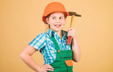 Gelecekteki mesleği. Çocuk bakımı gelişimi. İnşaat mühendisi mimar. Şapkalı çocuk işçi. Kendinizi geliştirmek için araçlar. Onarım. atölyede çekiç ile tamir küçük kız. Bina onun hayatı.