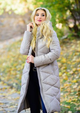 Herkesin sahip olması gereken ceket. Puffer moda trend iã§in konsept. Büyük boy ceket trendi. Puffer ceket rahat ve rahat tarzı. Sonbahar parkta kız moda sarışın yürüyüş. Kadın sıcak gri ceket giymek