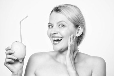 Limonata vitamin içeceği. Kız içki taze meyve suyu bütün limon meyve kokteyli saman. Lezzetli içecek. Limonata tarifi Takviyeler olmadan. Gerçek tadı hissediyorum. Sağlıklı yaşam ve organik beslenme