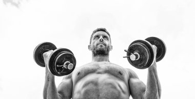 Kaslı adam dumbbell ile egzersiz. Güçlü gövdesi olan Sportsman. Spor ekipmanları. Fitness ve vücut geliştirme sporu. Spor yaşam tarzı. Başarı tercihtir. Kazanmak alışkanlıktır. Dumbbell egzersiz spor salonu