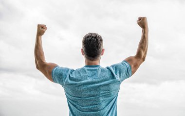 Beyaz kaslı sırtlı adam. Yakışıklı vücut geliştiren adam mı yoksa atlet vücutlu seksi kaslı adam mı? Başarılı anlaşmayı kutlayın. Altın ödül. Özgür ve kendinden emin hissediyorum. Enerji dolu.