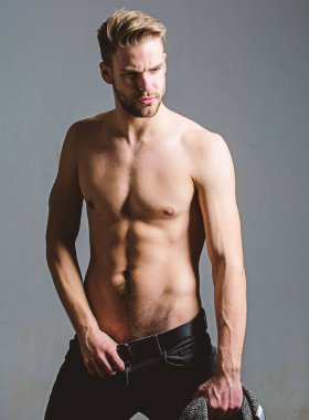 Asla pes etme ve devam et. Spor egzersiz sonra kas eğitmen. Altı paket seksi adam çıplak gövde ile. Seksi kaslı maço. Fitness diyeti. Arzu ve günaha. Erkek moda ve güzellik