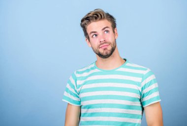 Bazı şüpheler içinde sınat. Düşünceli ifade. Düşünmem gerek. Çözüm bulun. Zor bir soru. Adam ciddi yüz düşünceli. Hipster sakallı yüzü bir şeyde emin değil. Mavi arka planda düşünceli adam