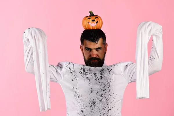 Halloween, concept de culture et traditions. Le type à la barbe tient la citrouille — Photo