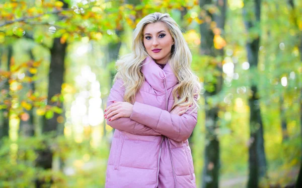 Puffer mode concept. Outfit bewijst puffer Coat kan er stijlvol uitzien. Jassen die iedereen zou moeten hebben. Meisje modieuze blonde wandeling in Park. Beste puffer jassen om te kopen. Hoe te rock puffer jas als ster — Stockfoto