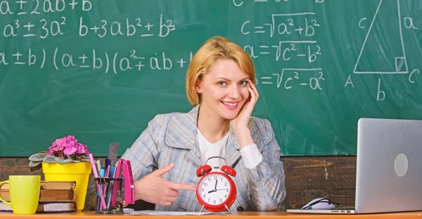 교사는 칠판에 알람 시계입니다. 시간입니다. 연구와 교육입니다. 현대 학교입니다. 지식 하루입니다. 교실에서 여자입니다. 학교입니다. 학교 홈. 행복 한 여자입니다. 학교 돌아가기. 교사 하루입니다. 내가 시간이 없어 — 스톡 사진