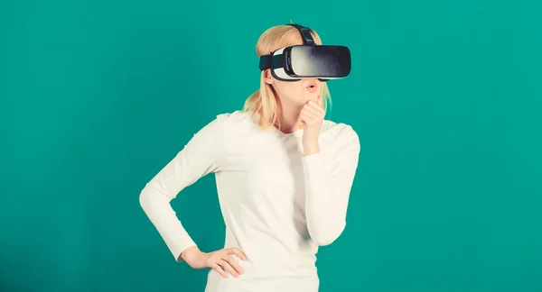 Nő használ VR készülék. Személy virtuális valóság sisak izolált zöld háttér. Virtuális valóságshow-poszter. — Stock Fotó