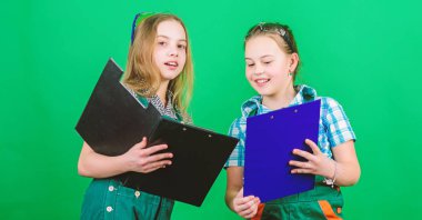 Çocuk kızlar yenileme planlıyor. Girişim çocuk kızlar kendi oda yeşil arka plan yenileme sağlar. Çocuk bakımı. Yenileme planı. İnşaat mühendisi mimar. Plana göre. Gelecekteki meslek