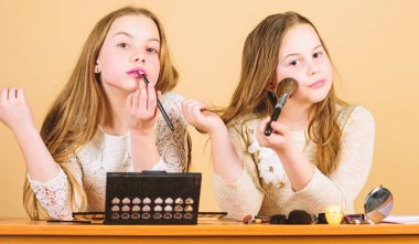 Makyaj dükkanı. Stil ile deneme. Makyaj sanatı. Kozmetik çanta konseptini keşfedin. Salon ve güzellik bakımı. Makyajla oynamak gibi. Makyaj kursları. Çocuklar küçük kızlar kozmetik seçin