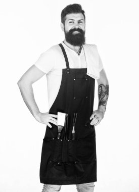 Kendine güvenen ve becerikli. Izgara ustası ellerini güvenle kalçalarında tutuyor. Usta şef barbekü aletleri ile ızgara önlük giyiyor. Izgara ustası. Izgara restoranda barbekü master class