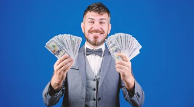 Dolar banknotlar ile billioner. büyük bir iş adamı. Finans ve ticaret. İş sporu başarısı. Piyango kazanan. mutlu sakallı adam çok para var. Zengin yakışıklı. Başarı elde