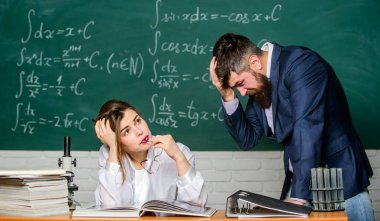 Zorlu bir öğretim üyesi. Öğretmen sıkı ciddi sakallı adam öğrenci kız ile çatışma yaşıyor. Azarlama ve cezalandırma. Daha fazla çaba göstermelisin. Çalışma hakkında tartışıyor. Çatışma durumu. Okul çatışması