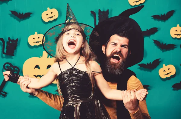 Halloween fest och fest koncept. Trollkarl och liten häxa — Stockfoto