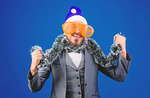회사 크리스마스 파티입니다. 남자 수염된 명랑 hipster 착용 산타 모자와 재미 있는 선글라스. 크리스마스 파티 주최입니다. 준비가 반짝이 새 해를 축 하 합니다. 기업 파티 아이디어 직원 사랑 — 스톡 사진