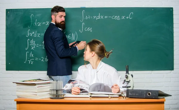 Hochschulbildung. Gymnasium. Lösungsaufgabe. Mann schreibt auf Kreidetafel mathematische Formeln. Lehre an der Universität. Universitätsausbildung. Wissenstransfer. Lehrer und Schüler in der Nähe der Tafel — Stockfoto