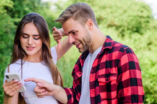 No mires. Compra en línea. Hombre exigente novia celosa mensajería en línea. Dependencia de Internet. Chico y chica de la naturaleza smartphone. Ella siempre en línea. Móvil adicto. Redes sociales. Navegación por Internet — Foto de Stock