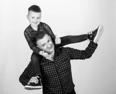 Aile bağları. Çocukluk. Ebeveyn -lik. mutlu bir aile. Baba ve oğlu kırmızı damalı gömlekli. Babalar günü. Baba adamla küçük bir çocuk. Yakışıklı kovboy. Tatlı rüyalar. Aile bağı kavramı