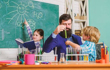 mutlu çocuk öğretmen. laboratuarda kimyasallar veya mikroskop ile denemeler yapmak. Biyoloji Eğitimi. Tedaviyi bulmaya kararlı. Mikroskop. geri okula. Biyoloji Okulu Laboratuar donanımları