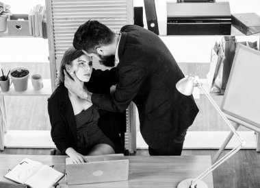 Aşık olmak. Adam iş yerinde güzel bir kadınla flört ediyor. Sakallı adam ve seksi kadın aşk ilişkisi. Aşık bir çift ilişki yürütüyor. Patron ve sekreterin aşk ilişkisi var. Ofiste aşıklar