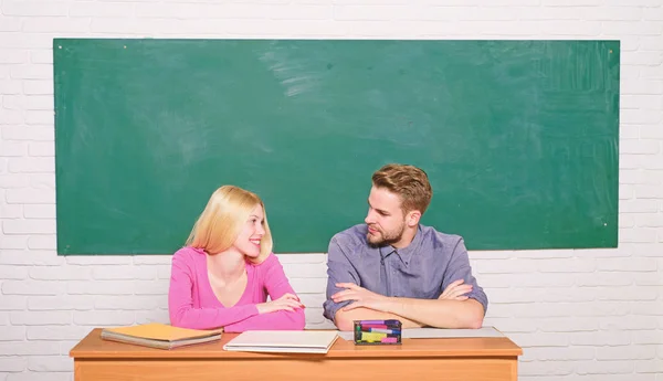 Studera på högskola eller universitet. Ansöka om gratis program. Par vänner som studerar universitet. Njuter universitetsliv. Kille och tjej sitter vid skrivbord i klassrummet. Rätt svar på deras sinne — Stockfoto