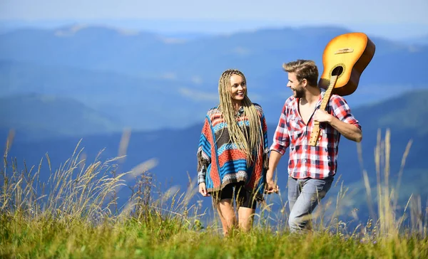 Love inspirál őket. Gyönyörű romantikus pár boldog mosolygó arcok természet hátterét. Barátja és barátnője gitárral. Túrázás romantika. Friss levegő és tiszta érzések. Romantikus séta. Romantikus-dal — Stock Fotó