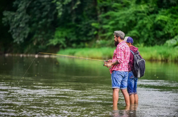 Homens a pescar. Família de pescadores no rio. Rod tackle. Equipamento de pesca. Desporto de passatempo. Pesca com carretel giratório. Pesca atividade pacífica. Ótima maneira de passar tempo fora com a família e amigos — Fotografia de Stock