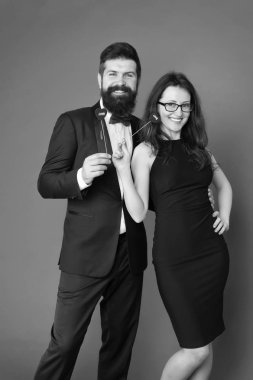 aşık seksi çift. resmi partide smokin adam ve seksi kadın. resmi çift. iş toplantısı. sevgililer günü kalp. seksi bayan ile sakallı işadamı. aşk tarihi ve romantizm. seksi hissetmek