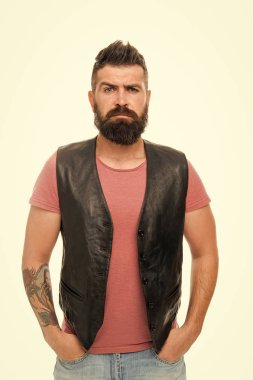 bıyıklı acımasız beyaz hippi. Sakallı adam. Saç ve sakal bakım. Yüz bakımı. Genç ve acımasız. Erkek kuaför bakım. Ciddi adam hippi. Olgun hippi sakallı. Adam portresi moda