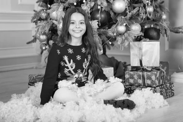 Noël vacances en famille. Bonne année. Les courses de Noël. Le matin avant Noël. Petite fille mignonne avec cadeau de Noël. attendant le Père Noël. À Noël. Ventes de Noël — Photo