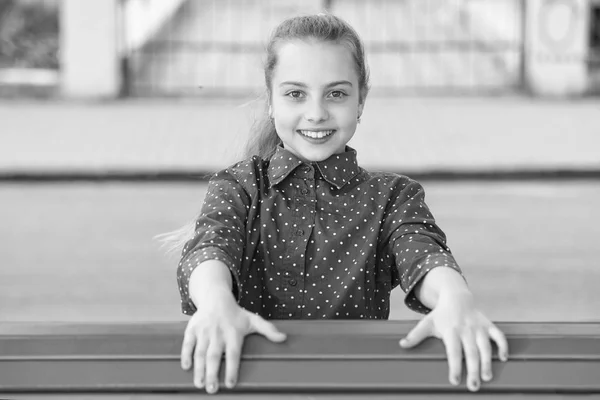 Excelência em cuidados infantis. Menina bebê pequeno feliz sorrindo para o cuidado da criança. Uma creche. Onde a educação e o brincar andam de mãos dadas — Fotografia de Stock