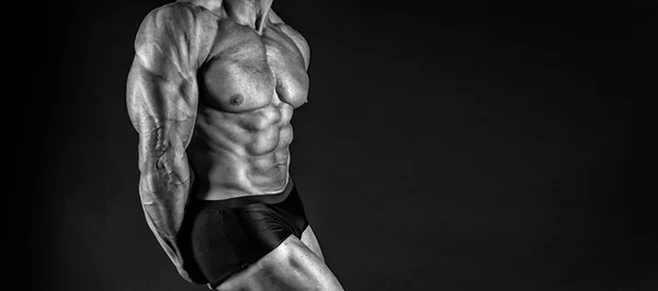 Proteinpräparate. Muskeln für Taten. Torso Sixpacks attraktiven schwarzen Hintergrund. muskulöse Oberkörper riesige Muskeln resultieren aus kräftezehrenden Trainings und richtiger Ernährung. muskulöser Oberkörper aus nächster Nähe — Stockfoto