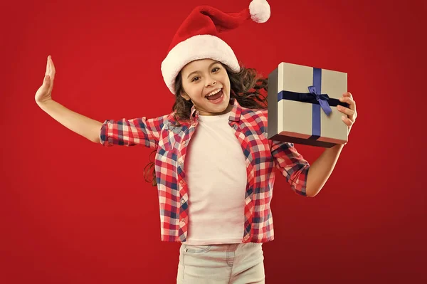 Compras de Navidad. Niña con sombrero de santa. Regalo para Navidad. Infancia. Fiesta de año nuevo. Chico Santa Claus. Felices fiestas de invierno. Niña pequeña. El amor está en el aire. felicidad . —  Fotos de Stock