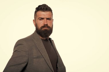sakallı ve şık. Sakallı adam. Olgun hippi sakallı. Beyaz izole emin yakışıklı acımasız adam. Erkek kuaför bakım. Saç sakal bakımı. acımasız beyaz hipster bıyıklı, kopya alanı