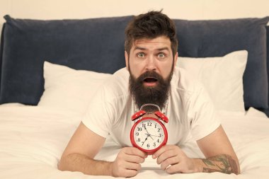Erken uyanma hazırlamak ve zamanında olmak için daha fazla zaman verir. Hipster sakallı adam çalar saatle yatakta yatıyordu. Uyanma zamanı. Neden her sabah erken kalkmalısın? Erken yükselen sağlık yararları