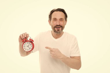 Tam zamanında. Sakallı adam olgun adam beyaz izole saat tutun. Sakallı adam saatin kaç olduğunu kontrol edin. Zaman yönetimi becerileri. Kişisel zamanlama ve günlük rejim. Çalar saat sabah saat
