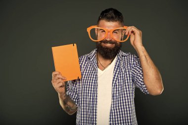 mutlu adam gözlük ve e-kitap. okumak için hazır. Saç ve sakal bakım. Olgun hippi sakallı. Sakallı adam. Erkek kuaför bakım. Acımasız adam kendinden emin ve yakışıklı. yeni teknoloji. e kitap okuma