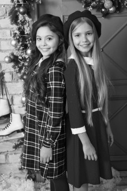 Kış tatil kavramı. Kızlar küçük çocuklar şenlikli Noel süsleri ön. İyi eğlenceler ve Noel kutlaması sağlar. Çocuklar için Noel ipuçları. Çocuk şirin kızlar hazır Noel ve yeni yıl tanışın