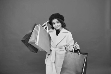 Kız şirin çocuk alışveriş torbaları kırmızı arka plan tutun. Doğum günü tatil alışveriş indirim. Fashionista tapıyorum alışveriş. Müşteri memnuniyeti. Prime time bahar satın giyim. Alışveriş ile takıntılı