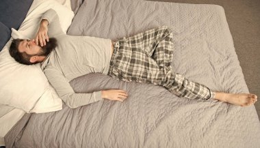 Rahat rüyalar. uykuda ve uyanık. enerji ve yorgunluk. sakallı adam hipster sabah uyku. yatak odasında acımasız uykulu adam. yatakta pijama sakallı olgun erkek. Bayılmak için rahat bir yer