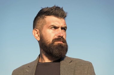 Hipster görünümü. Sakal ve berber konsepti. Sakallı hippi adam şık bir palto. Şık sakal ve bıyık sonbahar ve kış mevsimi. Sakallı ve havalı. Berber ipuçları sakal bırakır