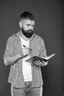 Not defteriyle iş takvimi hazırlıyorum. Zaman yönetimi ve organizasyon yeteneği. Yakışıklı sakallı adam çalışması. Görevlerin listesi. Sıkı çalış. Ders çalışmak için asla geç değildir. Yetişkin öğrenciler için eğitim kursları