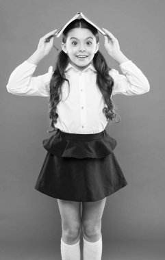 Ders kitabı okuyan bir kız. Çocuk okul üniforması tutma defteri. Bilgi konusunda heyecanlı. Yaşam dengesi ve pozitiflik. Her şey kontrol altında. Okul stresiyle başa çıkmak. Kız çocuk tutun kitap