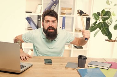 Ofiste kızgın agresif iş adamı. Çekiç tutan sinirli ofis çalışanı parçalamak hazır hazır. Office hayat onu deli ediyor. Sakal ve bıyık bir elinde çekiçle aklını ile işadamı