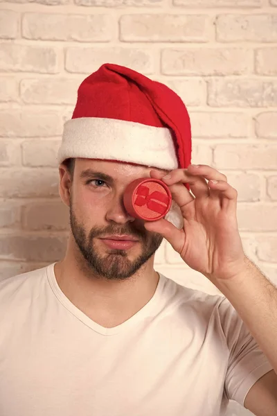 Santa mannen. På morgonen innan Xmas. Är du färdig. Lycklig man att göra ett förslag. Nytt år nuvarande box. leverans julklappar. mannen i santa hatt hålla julklapp. Julhandeln — Stockfoto